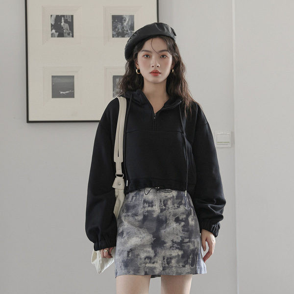 Γυναικείο κοντό φούτερ με κουκούλα σε γκρι και μαύρο χρώμα