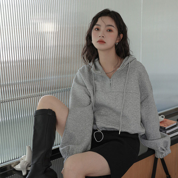 Γυναικείο κοντό φούτερ με κουκούλα σε γκρι και μαύρο χρώμα