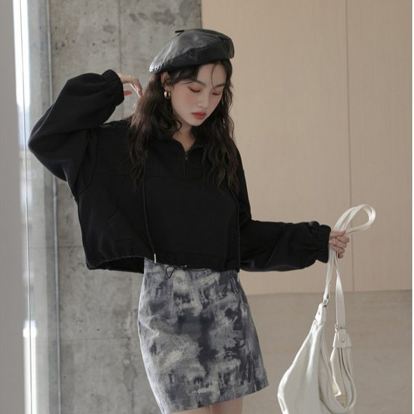 Γυναικείο κοντό φούτερ με κουκούλα σε γκρι και μαύρο χρώμα