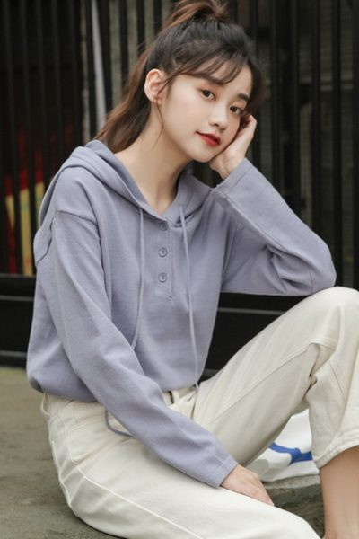 Μοντέρνο γυναικείο φούτερ με κουκούλα και κουμπιά