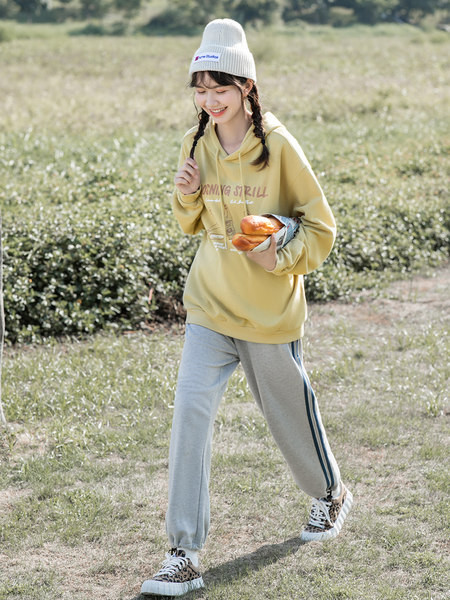 Καθημερινό φαρύ φούτερ με απλικέ και κουκούλα για γυναίκες