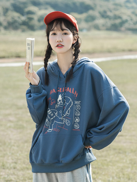 Hanorac de dama cu aplicatie si gluga