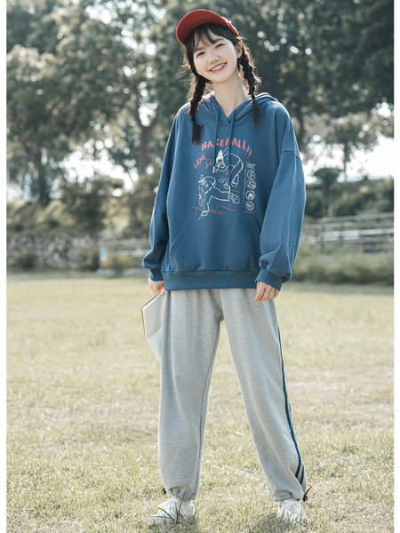 Hanorac de dama cu aplicatie si gluga