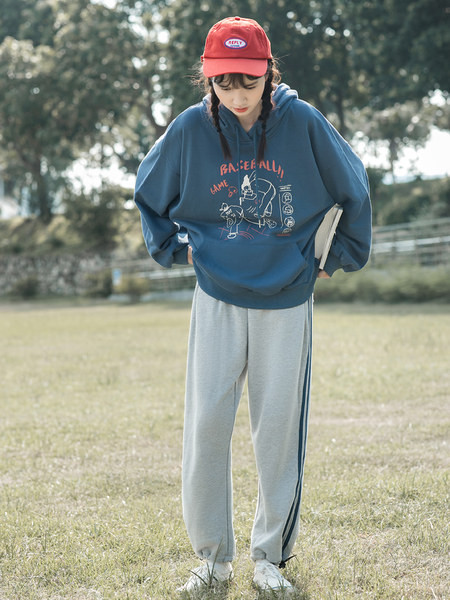 Hanorac de dama cu aplicatie si gluga