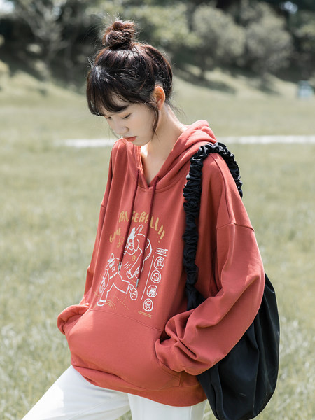 Φαρδύ ανδρικό φούτερ με απλικέ και κουκούλα