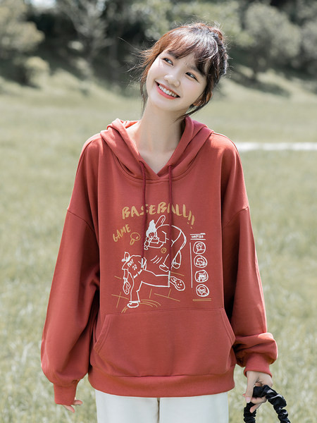 Φαρδύ ανδρικό φούτερ με απλικέ και κουκούλα