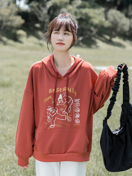 Φαρδύ ανδρικό φούτερ με απλικέ και κουκούλα