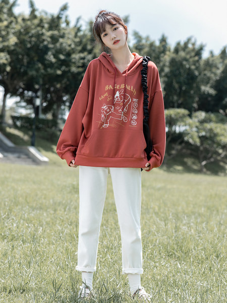 Φαρδύ ανδρικό φούτερ με απλικέ και κουκούλα