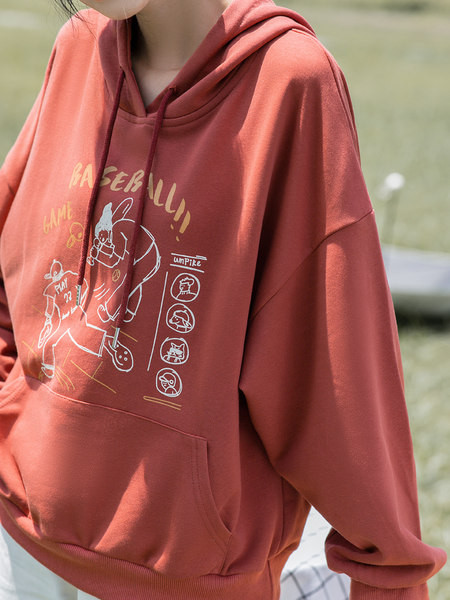 Φαρδύ ανδρικό φούτερ με απλικέ και κουκούλα