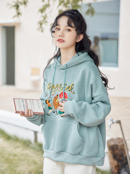 Hanorac model gratuit cu aplicație și glugă pentru femei