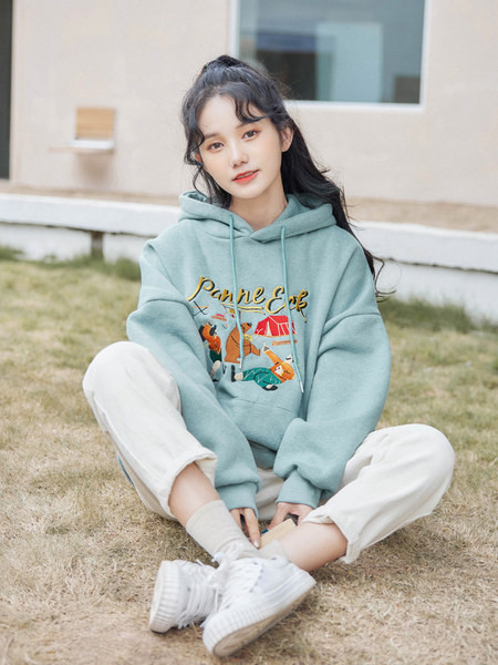 Hanorac model gratuit cu aplicație și glugă pentru femei