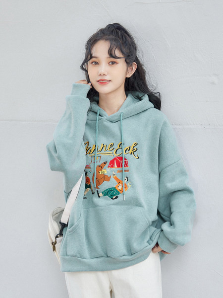 Hanorac model gratuit cu aplicație și glugă pentru femei