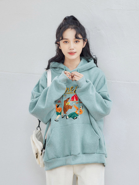 Hanorac model gratuit cu aplicație și glugă pentru femei