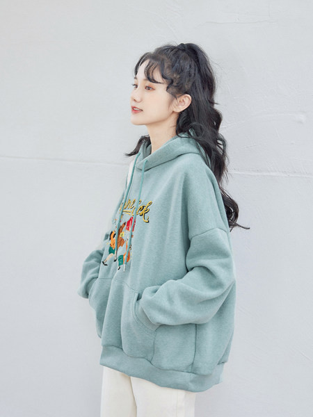 Hanorac model gratuit cu aplicație și glugă pentru femei