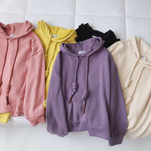 Μονόχρωμο γυναικείο φούτερ με κουκούλα