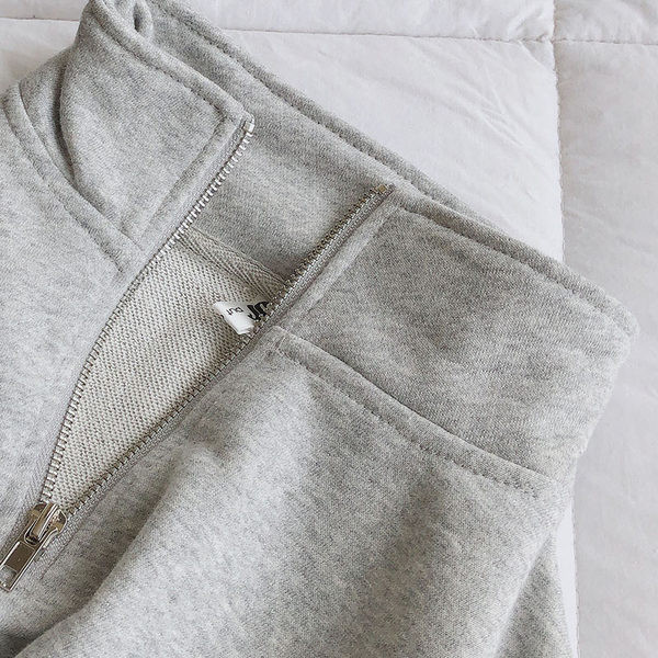 Egyszínű női pulóver magas gallérral, három színben