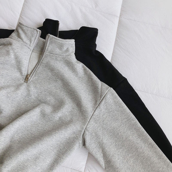 Egyszínű női pulóver magas gallérral, három színben