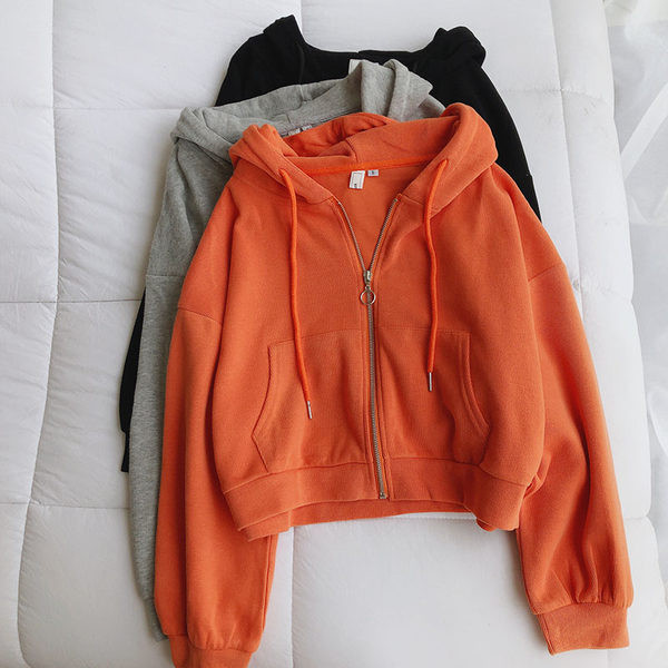 Rövid sport-napi pulóver cipzárral és kapucnival