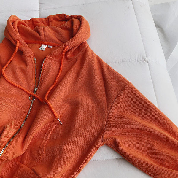 Rövid sport-napi pulóver cipzárral és kapucnival