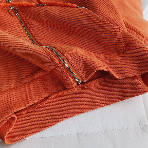 Rövid sport-napi pulóver cipzárral és kapucnival