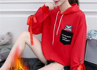 Hanorac larg de damă cu inscripție și glugă brodate