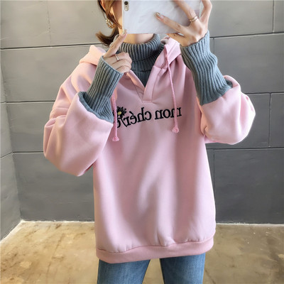 Hanorac larg de damă cu inscripție și glugă brodate