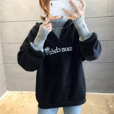 Hanorac larg de damă cu inscripție și glugă brodate