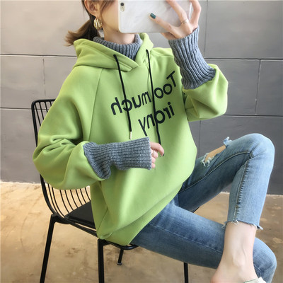 Hanorac larg de damă cu inscripție și glugă brodate