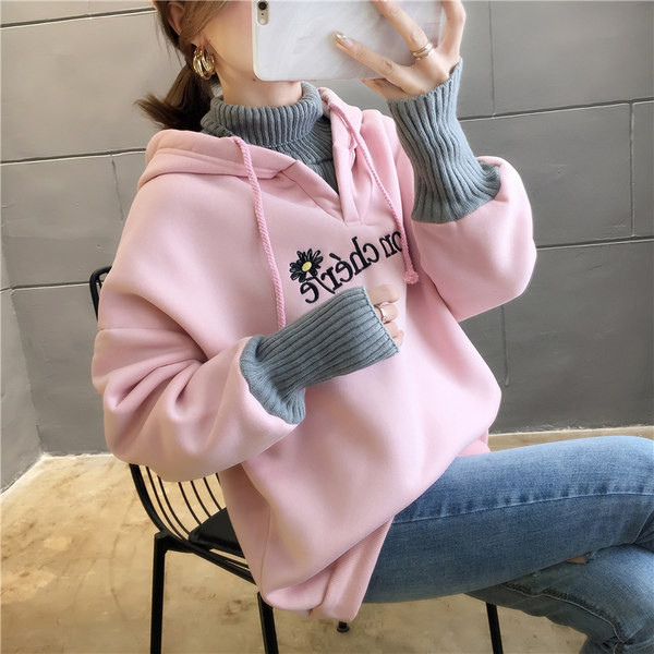 Hanorac larg de damă cu inscripție și glugă brodate