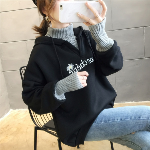 Hanorac larg de damă cu inscripție și glugă brodate