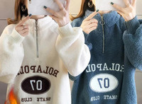 Γυναικείο βελούδινο φούτερ με ψηλό γιακά και κεντητή επιγραφή