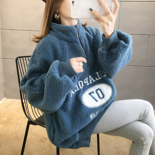 Γυναικείο βελούδινο φούτερ με ψηλό γιακά και κεντητή επιγραφή