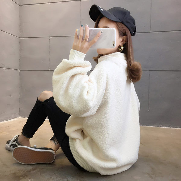 Γυναικείο βελούδινο φούτερ με ψηλό γιακά και κεντητή επιγραφή