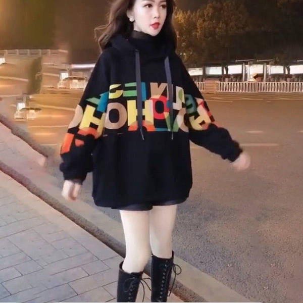 Γυναικείο φούτερ με κουκούλα και έγχρωμη απλικέ