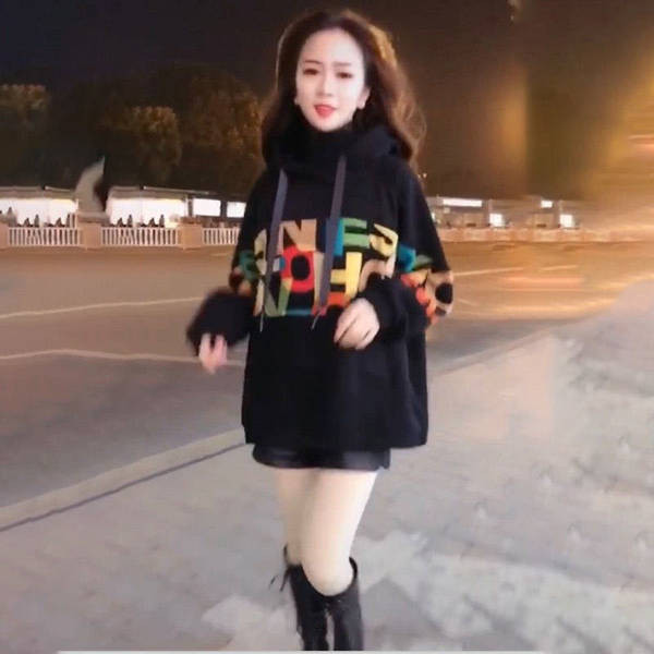 Γυναικείο φούτερ με κουκούλα και έγχρωμη απλικέ