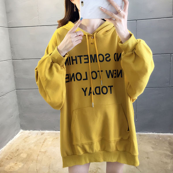 Γυναικείο φαρδύ φούτερ με απλικέ χρώματος