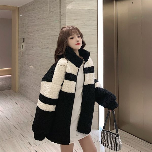 Γυναικείο χειμωνιάτικο φούτερ με φερμουάρ σε μαύρο χρώμα