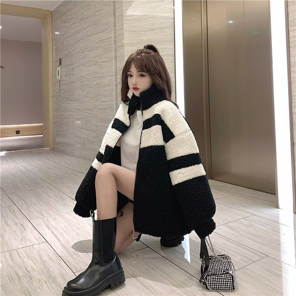 Γυναικείο χειμωνιάτικο φούτερ με φερμουάρ σε μαύρο χρώμα