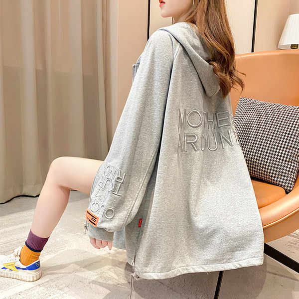 Ingyenes női pulóver hímzett felirattal és kapucnival