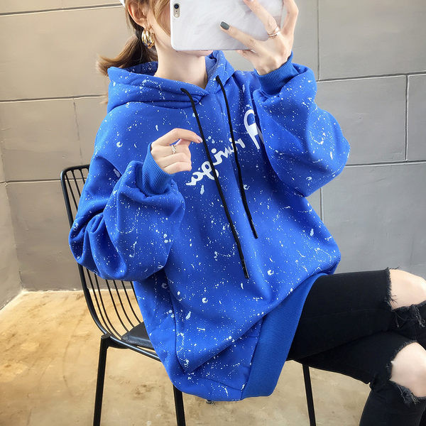 Női téli pulóver kapucnival és zsebbel