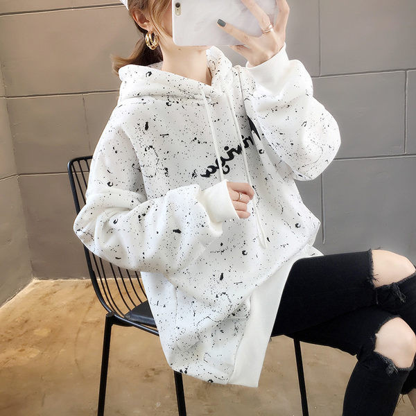 Női téli pulóver kapucnival és zsebbel