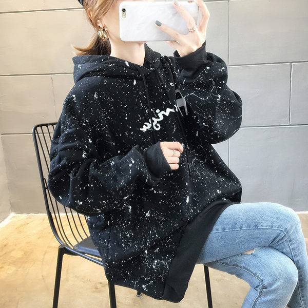 Női téli pulóver kapucnival és zsebbel