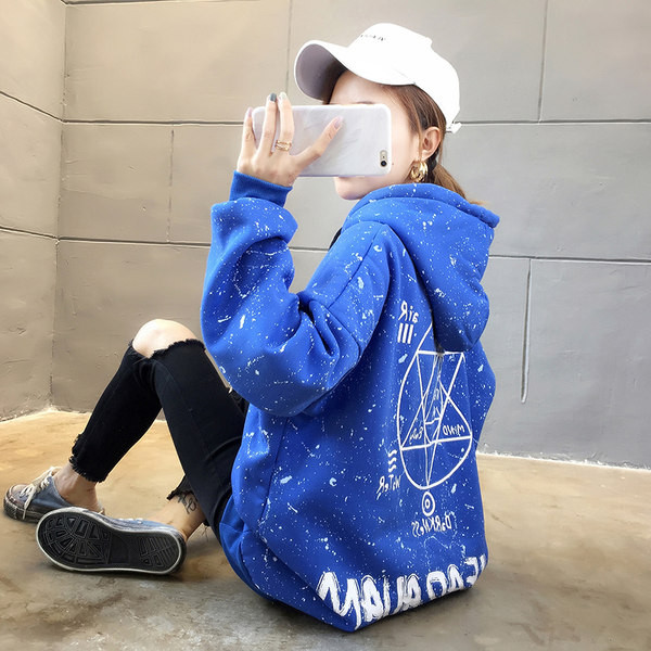 Női téli pulóver kapucnival és zsebbel