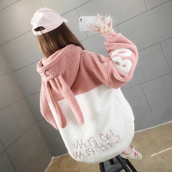 Hosszú női plüss pulóver hímzett felirattal és rátéttel