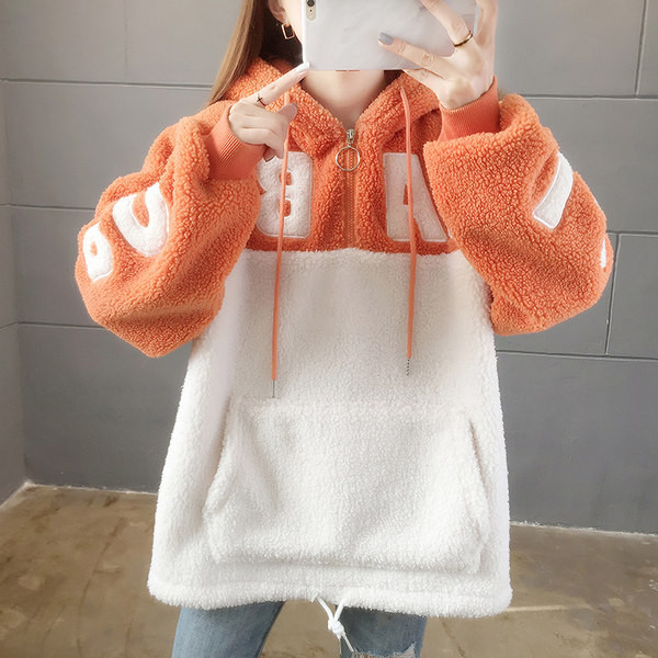 Hosszú női plüss pulóver hímzett felirattal és rátéttel