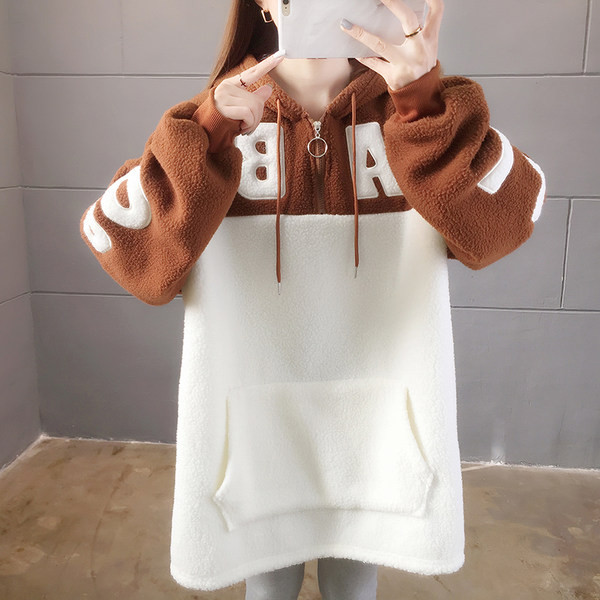 Hosszú női plüss pulóver hímzett felirattal és rátéttel