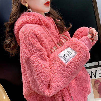 Moteriški pūkiniai megztiniai su emblema