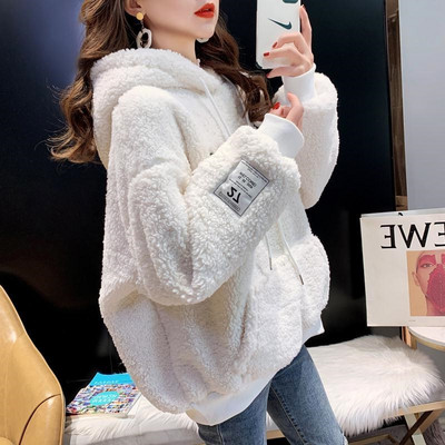 Moteriški pūkiniai megztiniai su emblema