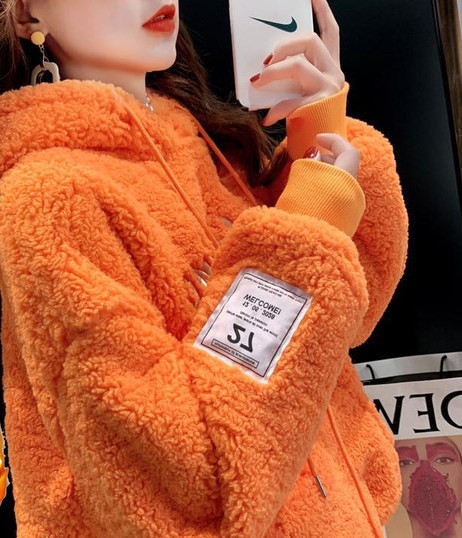 Moteriški pūkiniai megztiniai su emblema