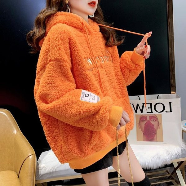 Moteriški pūkiniai megztiniai su emblema